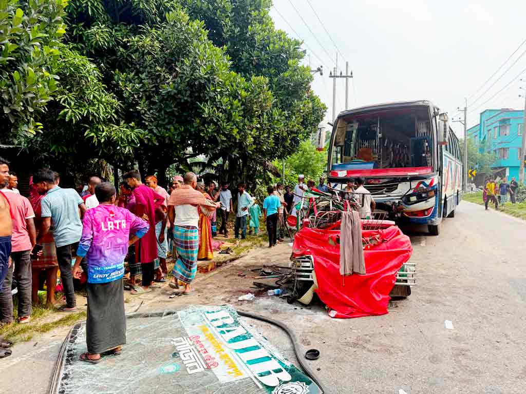 7 killed as bus hits auto-rickshaw in Mymensingh, 4 were from one family