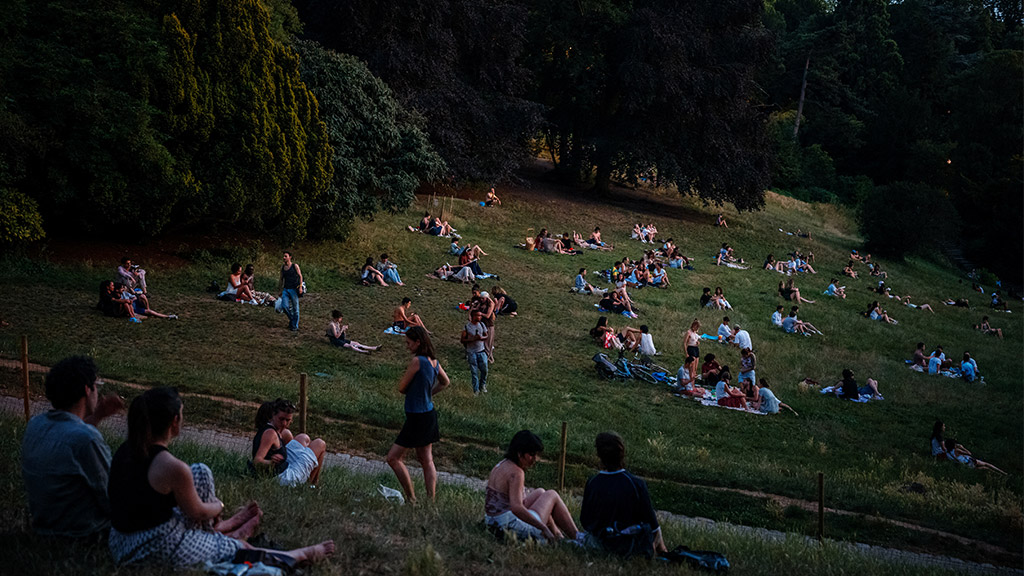 Europe heatwave swamps hospitals, halts Parties