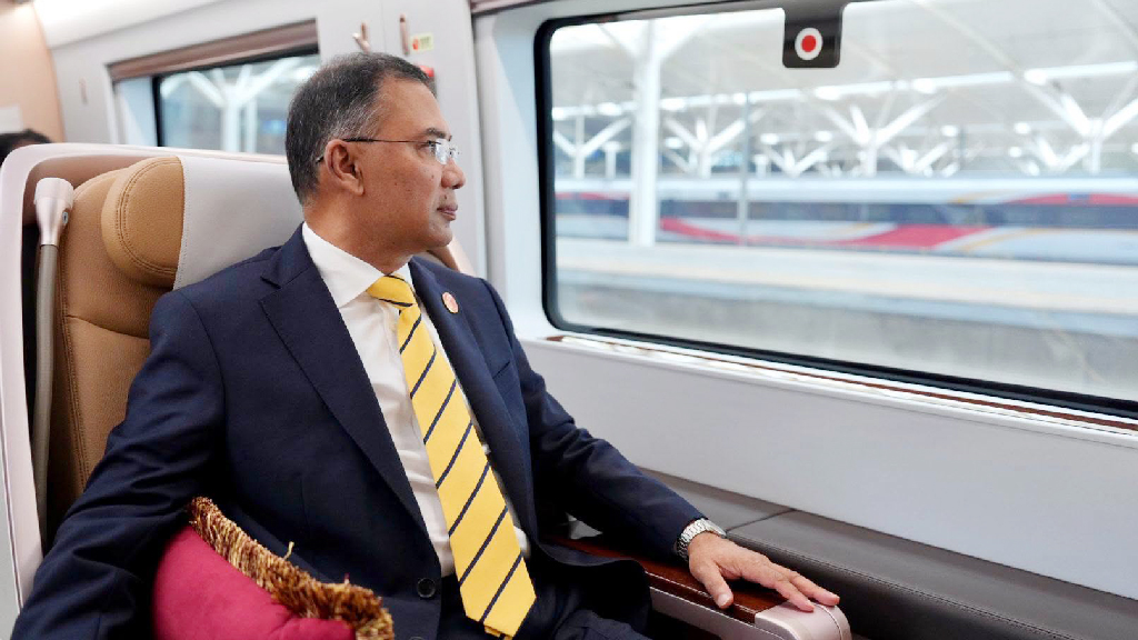 PM Arrives in Beijing from Dalian by Bullet Train, Receives Red-Carpet Welcome