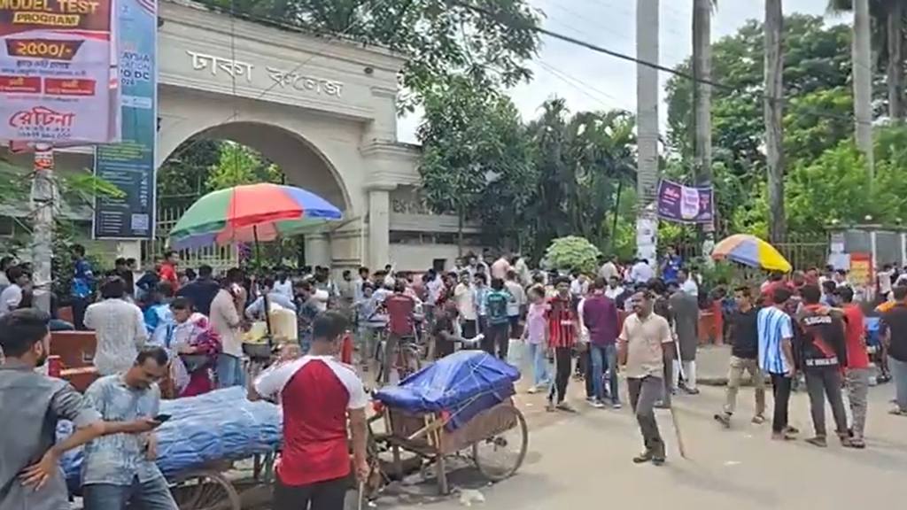 Several Injured as Chhatra Dal, Chhatra Shibir Clash at Dhaka College