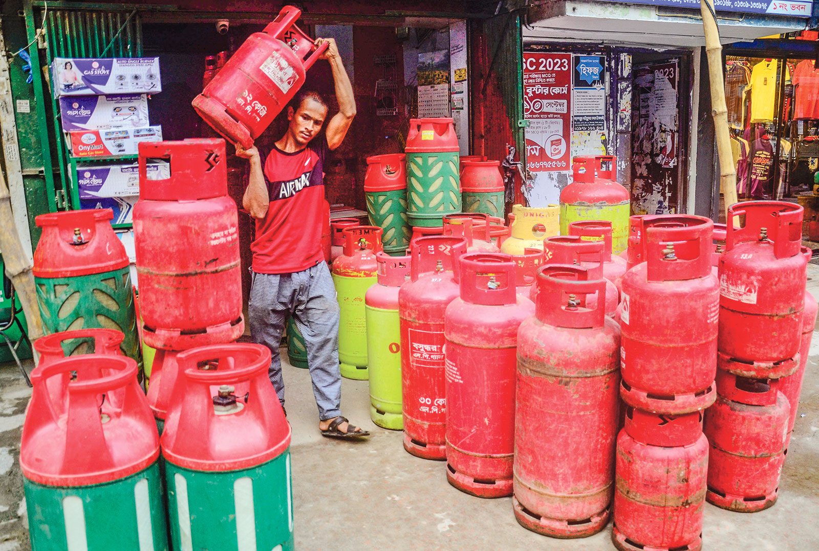 Govt reduces LPG, auto gas prices