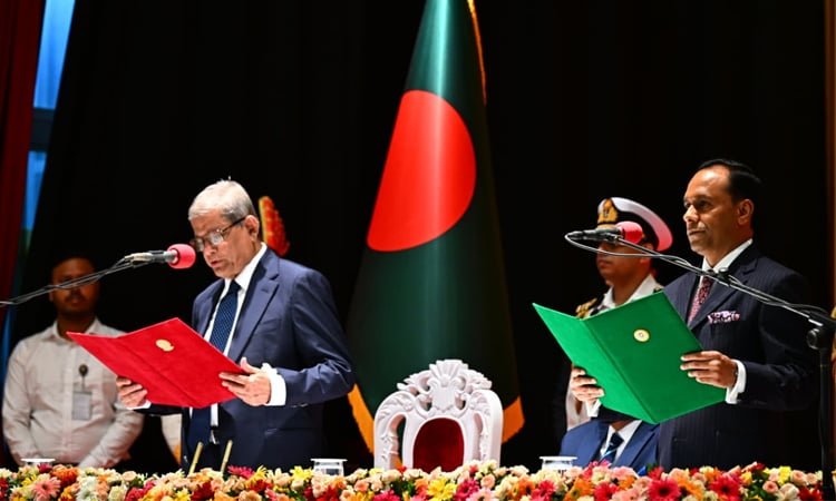 Mirza Fakhrul takes oath as 23rd President