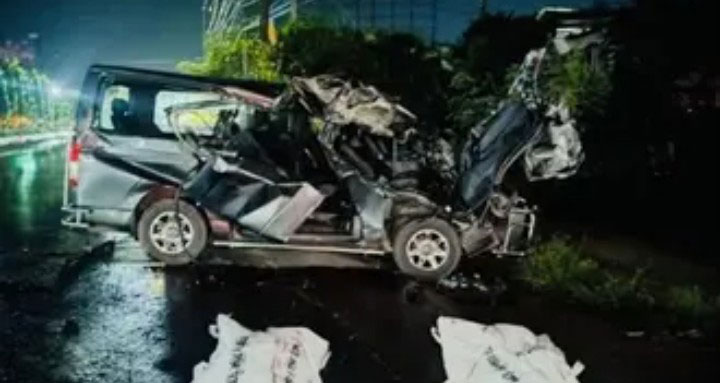 Four Killed, At Least 11 Injured in Karnaphuli Microbus-Covered Van Collision