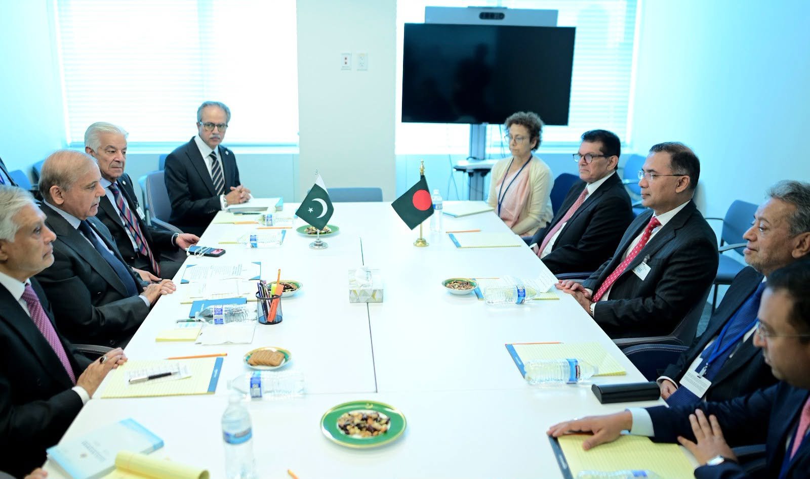 Bangladesh, Pakistan premiers discuss bilateral ties, regional, global issues