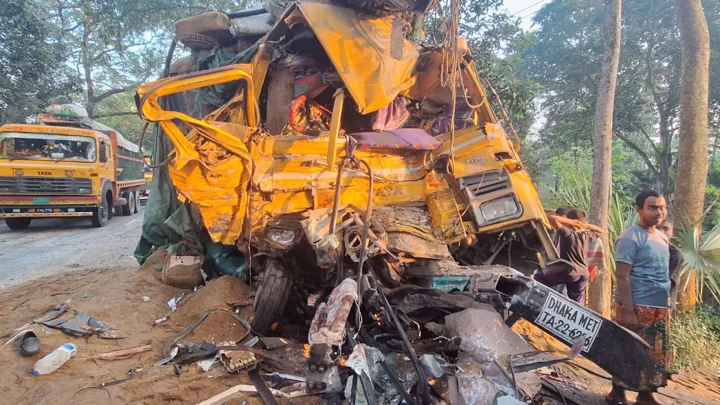 14 killed in Natore bus-truck collision